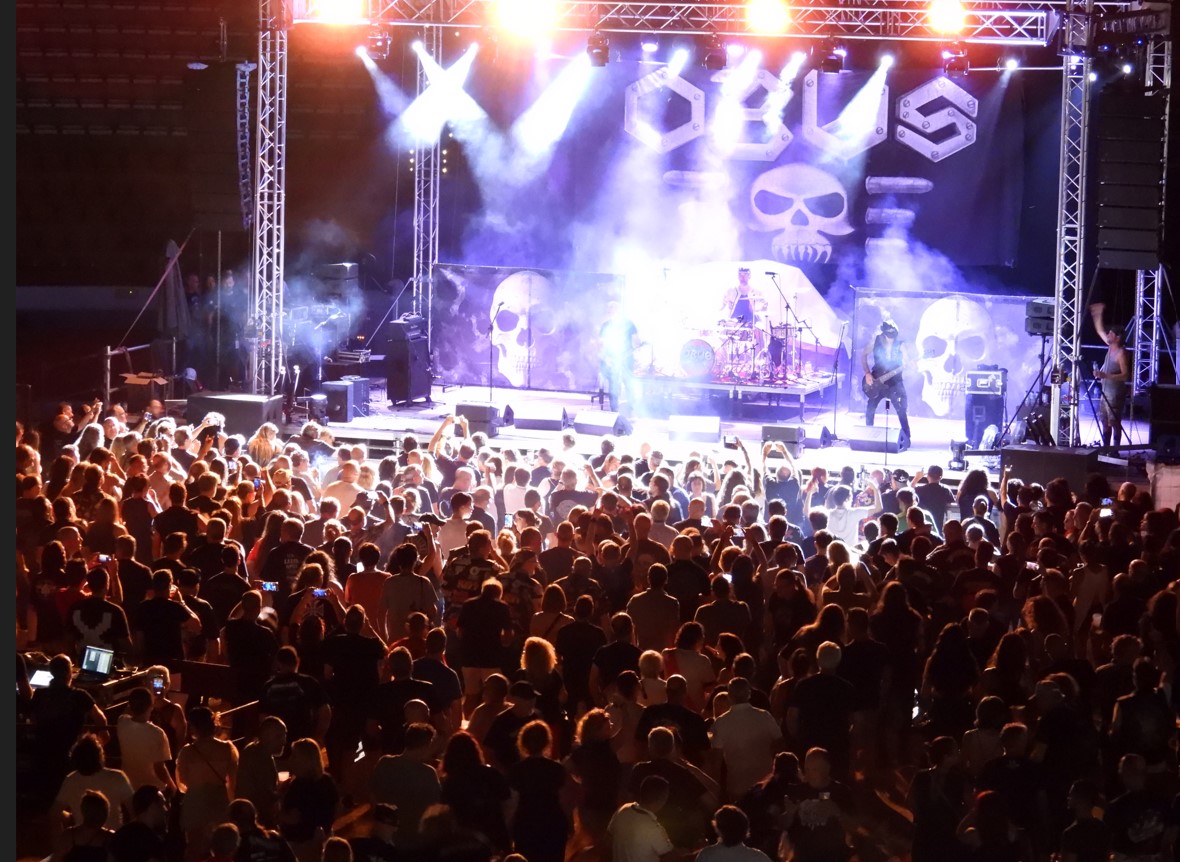 Cuatro Décadas Después: Obús y Barón Rojo Reviven el Espíritu del Rock Auténtico en Puertollano 5 Obús en pleno concierto
