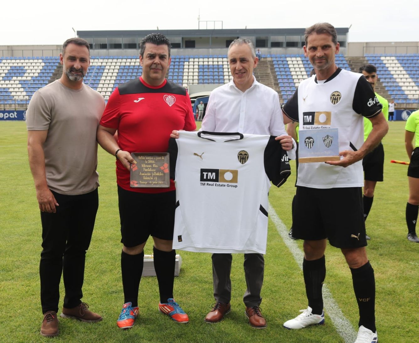 El Valencia CF Leyendas Triunfa sobre el Atlético Puertollano en Emotivo Duelo Benéfico por las Víctimas de la DANA 1 El Valencia CF Leyendas Triunfa sobre el Atlético Puertollano en Emotivo Duelo Benéfico por las Víctimas de la DANA 1