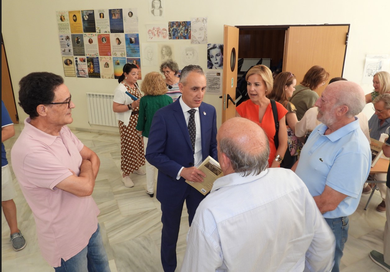 Manuel Valero desvela su obra 'Un largo pórtico' en Puertollano con el respaldo del alcalde 3 Manuel Valero desvela su obra 'Un largo pórtico' en Puertollano con el respaldo del alcalde 3