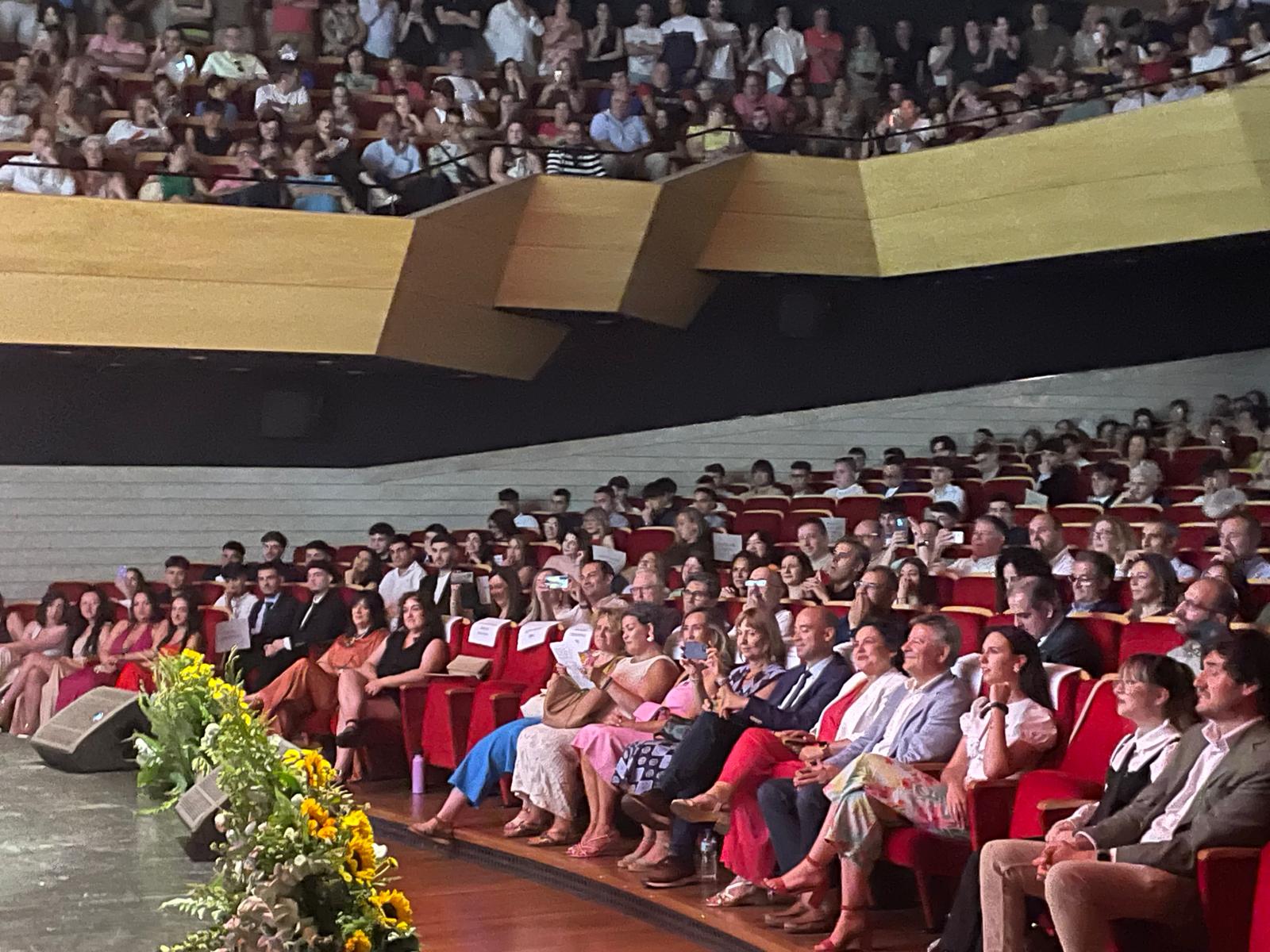 La Concejala de Medio Ambiente Preside el Acto de Clausura del Año Académico en el IES Virgen de Gracia 1 La Concejala de Medio Ambiente Preside el Acto de Clausura del Año Académico en el IES Virgen de Gracia 1