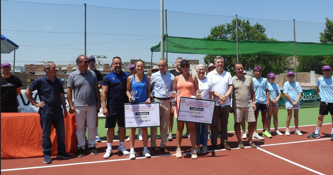 Entrega de Trofeos por el Alcalde Miguel Ángel Ruiz a Finalistas del VIII Trofeo Internacional Femenino Santo Voto 1