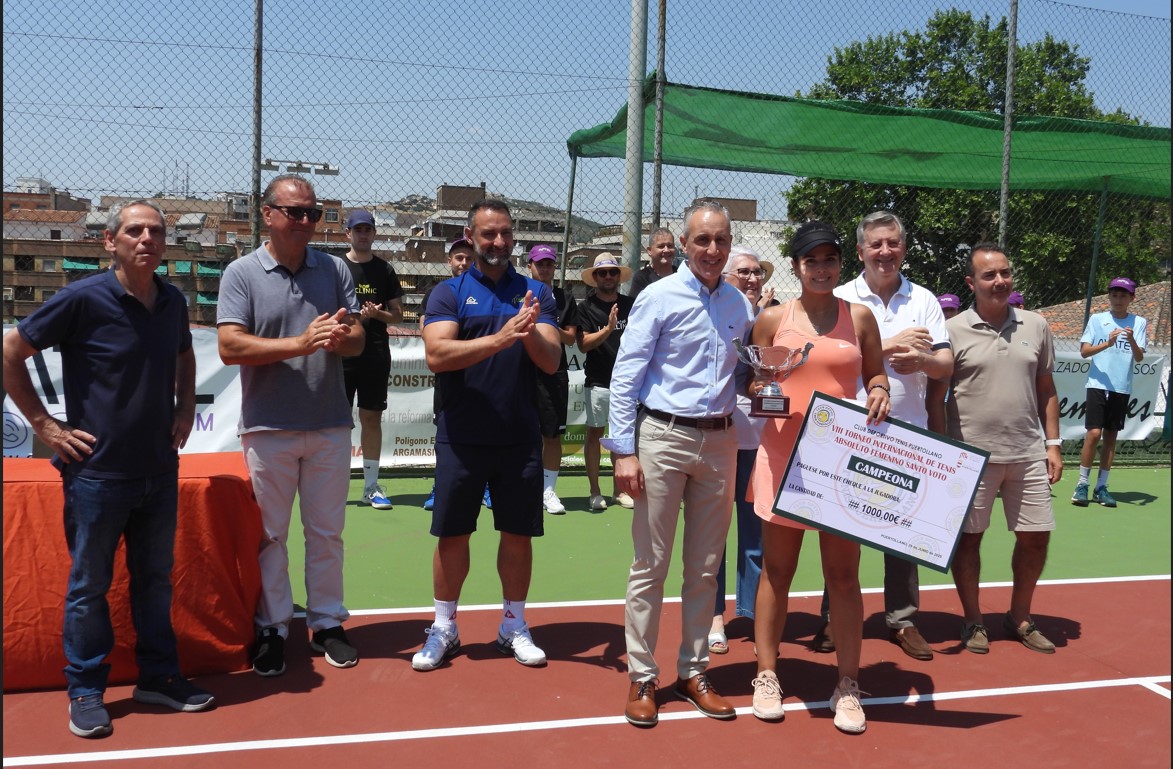 Entrega de Trofeos por el Alcalde Miguel Ángel Ruiz a Finalistas del VIII Trofeo Internacional Femenino Santo Voto 2