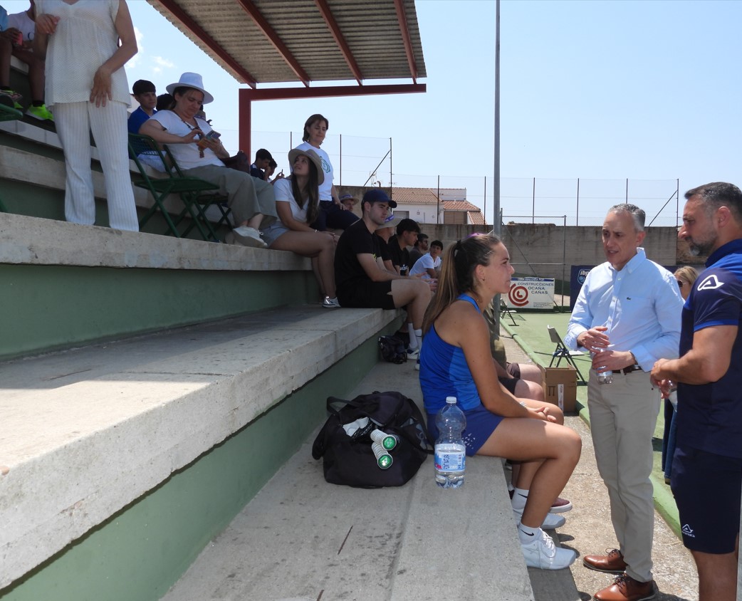 Entrega de Trofeos por el Alcalde Miguel Ángel Ruiz a Finalistas del VIII Trofeo Internacional Femenino Santo Voto 3