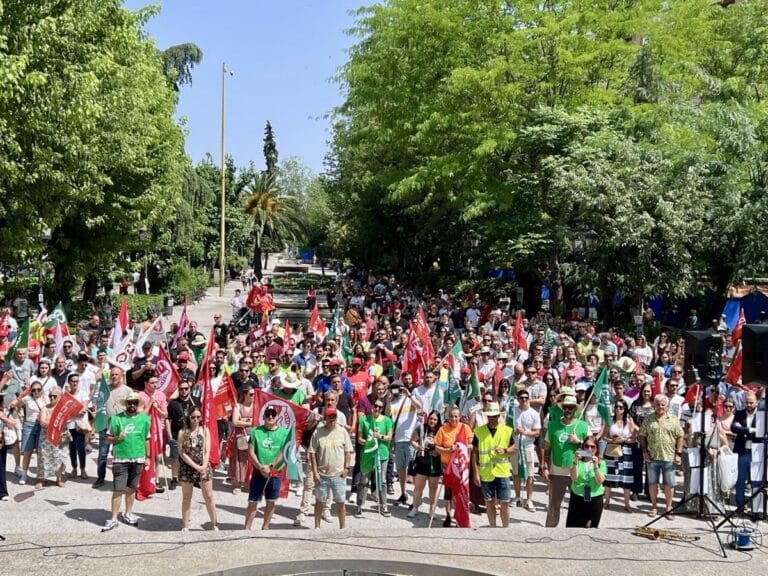 Alcaldes de la comarca de Puertollano arropan a trabajadores y familias de Fertiberia, que claman por su viabilidad