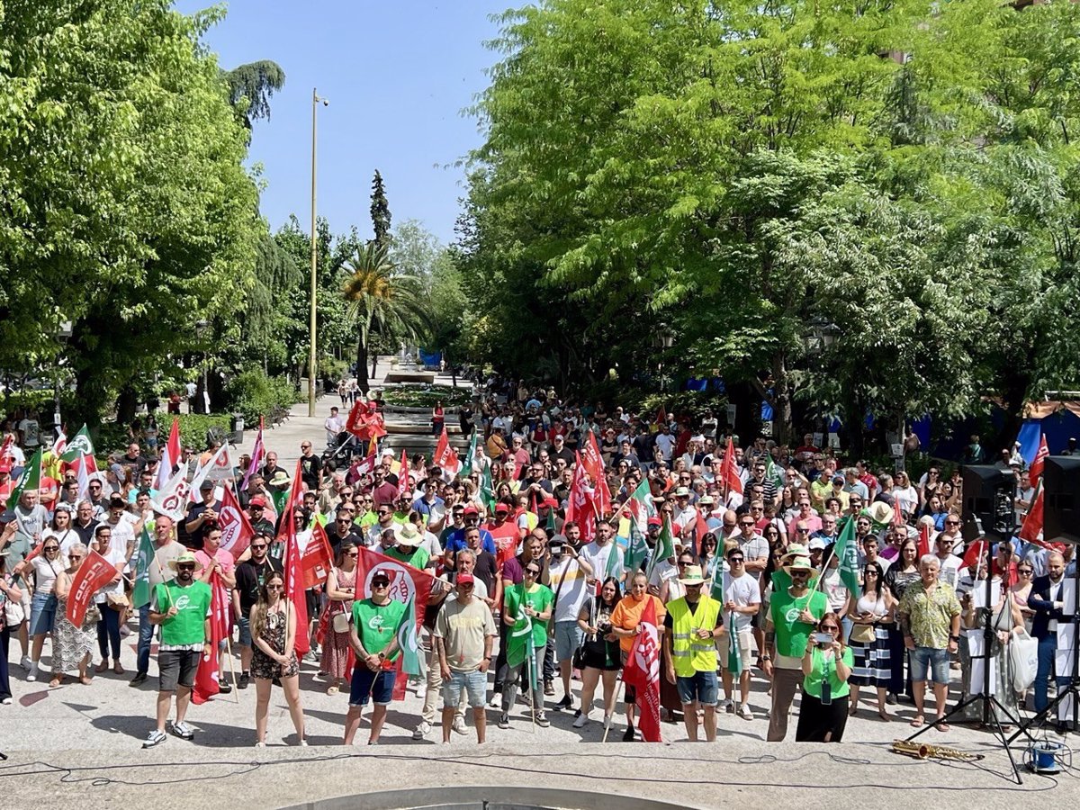 Alcaldes de la comarca de Puertollano arropan a trabajadores y familias de Fertiberia, que claman por su viabilidad