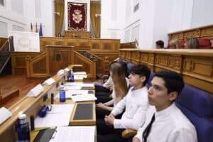 Bellido pide a la juventud que "reconduzca" un debate político "irrespetuoso y que no representa a la mayoría"