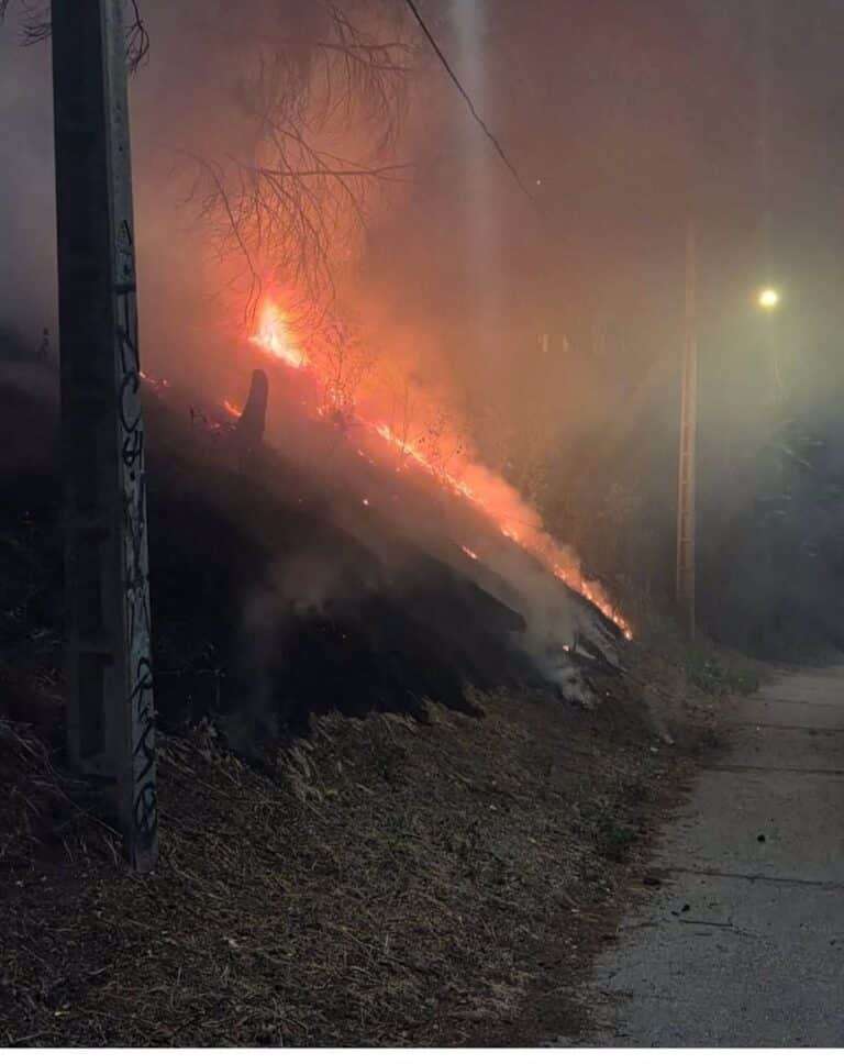 Bomberos y Policía Local colaboran en la extinción de un incendio en el parque de los Moralejos de Cuenca