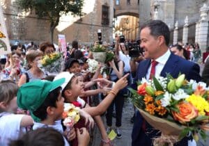 Centenares de escolares de Toledo participan en la ofrenda floral al Corpus Christi en vísperas de su salida a la calle