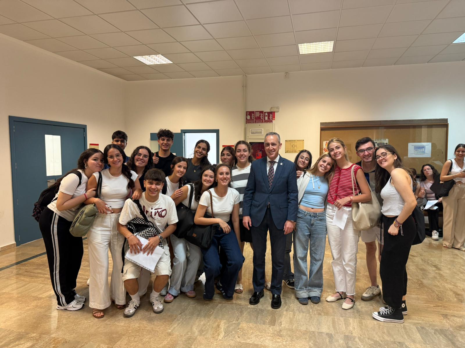 El Alcalde de Puertollano respalda a los estudiantes locales durante el comienzo de las Pruebas de Acceso a la Universidad 1 El Alcalde de Puertollano respalda a los estudiantes locales durante el comienzo de las Pruebas de Acceso a la Universidad 1