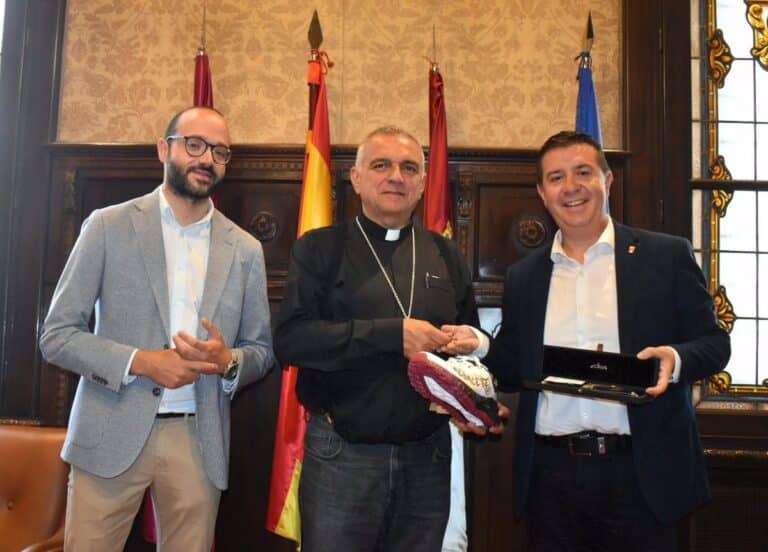El nuevo obispo de Albacete, Ángel Román Idígoras, mantiene un encuentro con la Diputación