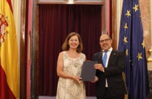 El presidente de las Cortes de C-LM entrega el proyecto de Estatuto a la presidenta del Congreso
