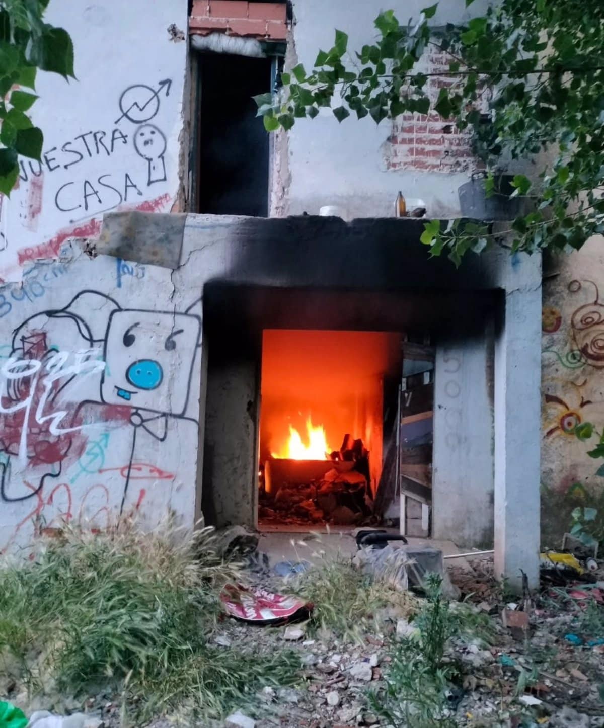 Evacuadas tres personas tras el incendio del edificio abandonado en el que dormían en Cuenca