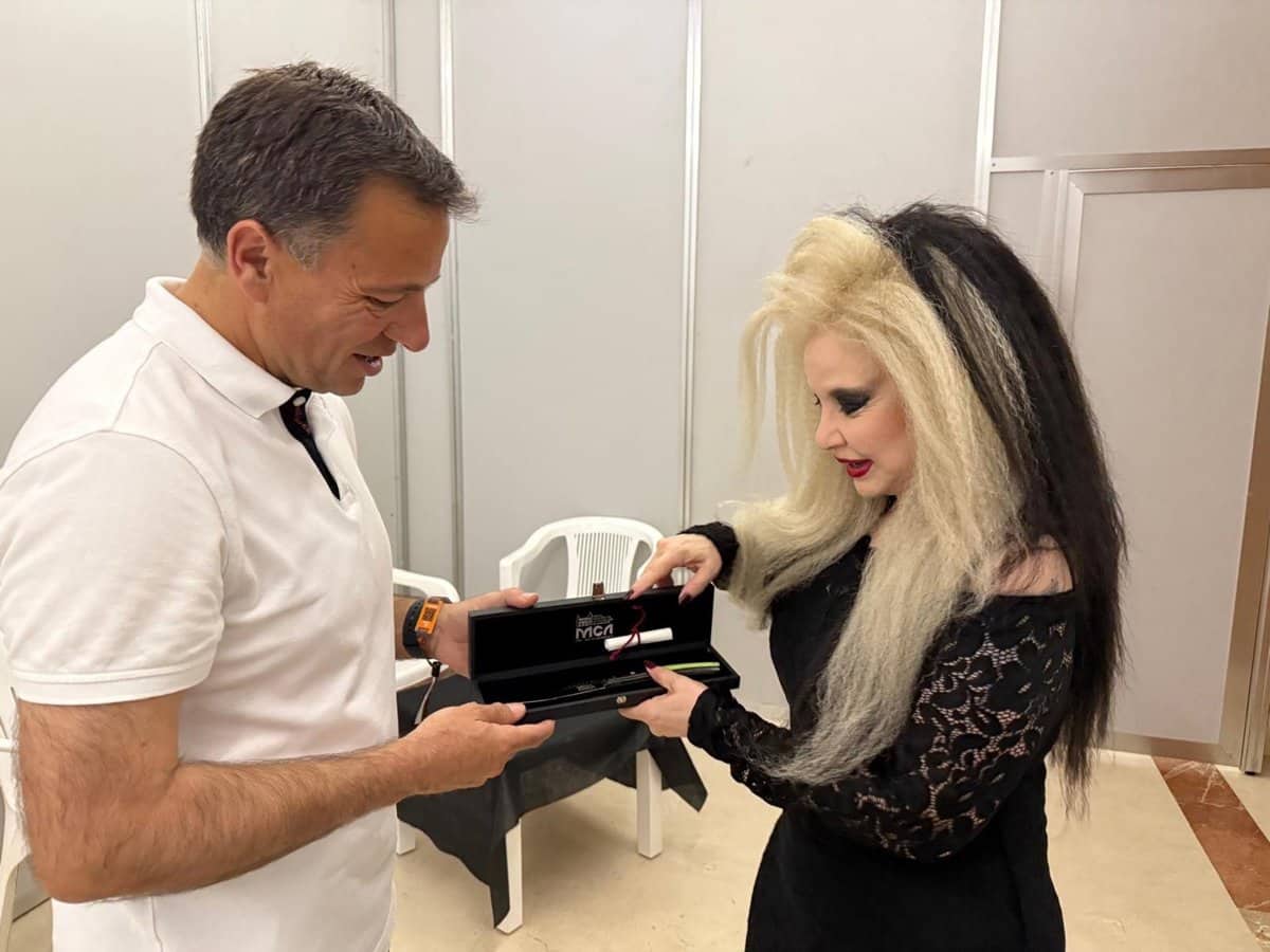Fangoria y Dani Fernández ya tienen su navaja de Albacete tras recibirla de manos del alcalde