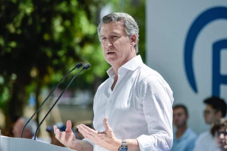 VÍDEO: Feijóo dice que Sánchez no está "limpio" y carga contra Vox por dedicarse a "criticar" al PP tras informe UCO