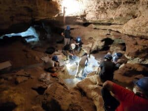 Herramientas recuperadas en la Cueva de los Toriles de Carrizosa revelan prácticas de caza de hace más de 100.000 años