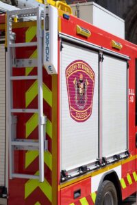 Al menos tres vehículos calcinados en un incendio en el parking del centro comercial La Abadía de Toledo