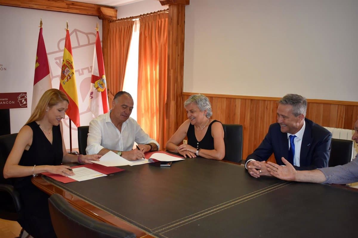DGT y Ayuntamiento de Tarancón firman un convenio de colaboración para informatizar los exámenes teóricos de conducir