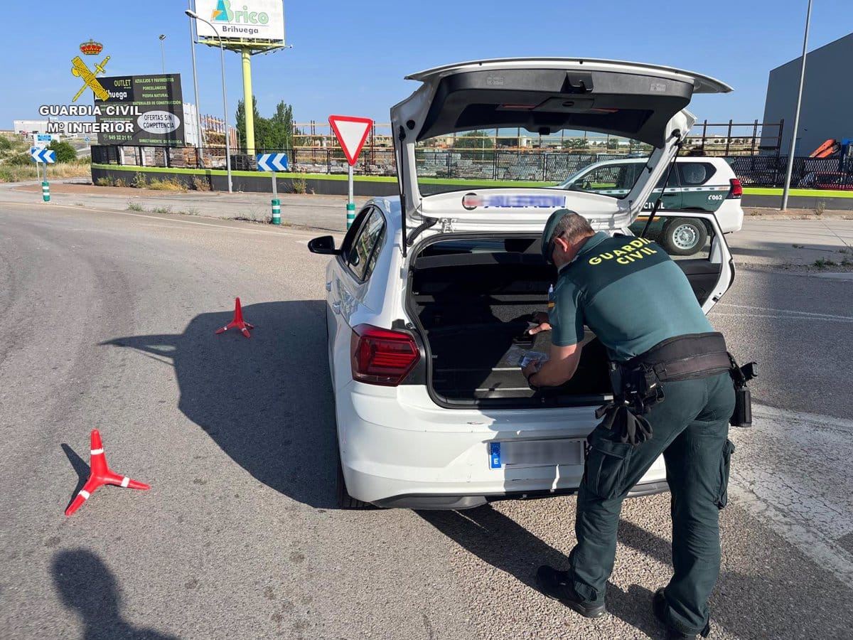 La Guardia Civil detiene a un hombre en Torija que transportaba 4 tabletas de hachís y 2.990 euros en efectivo