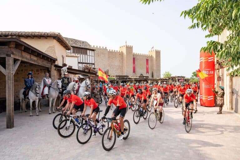 La Vuelta Ciclista hace una parada en Puy du Fou con leyendas como Miguel Induráin, Carlos Sastre o Perico Delgado