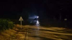 Las tormentas obligan al rescate de personas atrapadas por la crecida de los cauces fluviales de Arcos de la Sierra