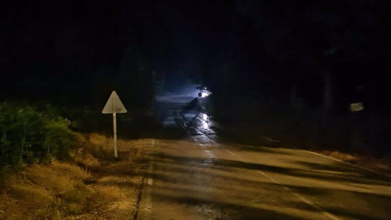 Las tormentas obligan al rescate de personas atrapadas por la crecida de los cauces fluviales de Arcos de la Sierra
