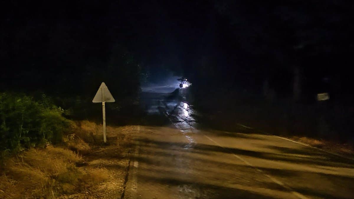 Las tormentas obligan al rescate de personas atrapadas por la crecida de los cauces fluviales de Arcos de la Sierra