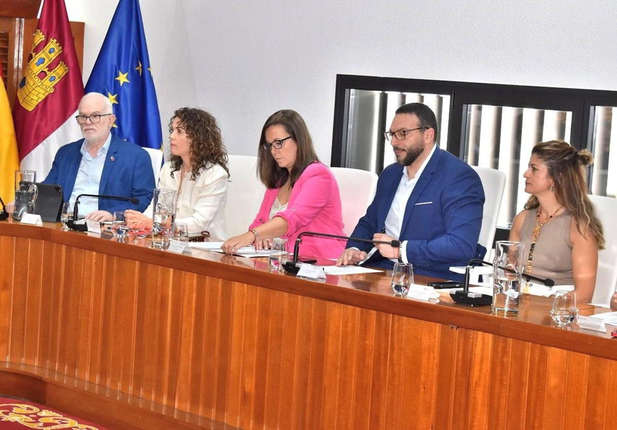 Los concejales Casto Sánchez, Zeyd Hijazi y Estefanía Sanz se despiden negando crisis en el PSOE de Puertollano