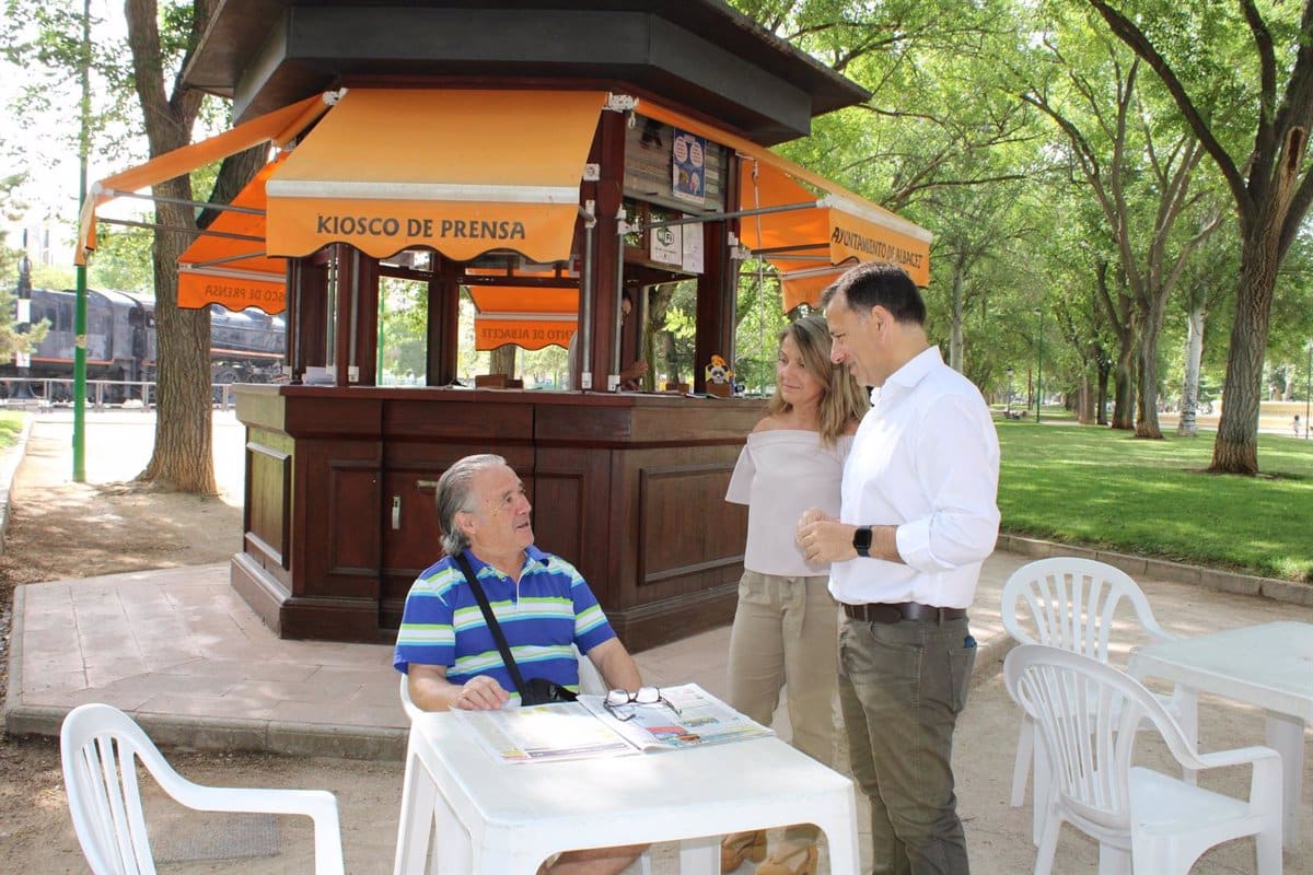 Los kioscos de prensa de ocho parques de Albacete invitan a leer al aire libre y fomentar un espacio de encuentro