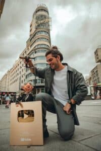 Mario Ezno alegra al mundo prestando su alma de comediante a Manolo Bolaños a través de los hilos que mecen su marioneta