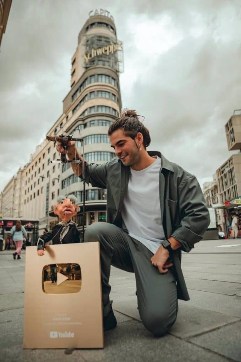 Mario Ezno alegra al mundo prestando su alma de comediante a Manolo Bolaños a través de los hilos que mecen su marioneta