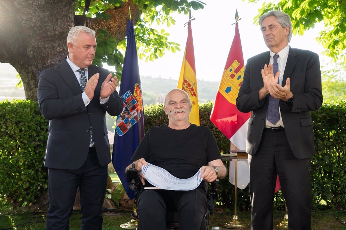 Martín Caparrós pide al periodismo "acercarse un poco más a la verdad" tras recoger el premio 'Cátedra Manu Leguineche'