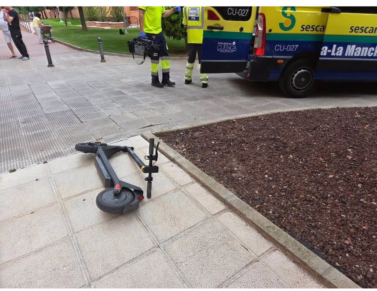 Una menor herida tras caer de un patinete en el que iban dos pasajeros en Cuenca
