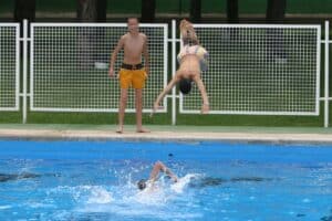 Nueva campaña de alerta de riesgo de lesión medular por zambullidas este verano y llamamiento a la prudencia de bañistas