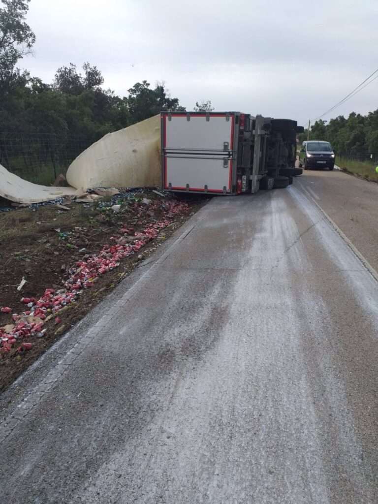 Reabre al tráfico la CM-2008 tras quedar cortada en Brihuega por el vuelco de un camión