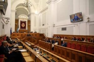 Sanidad, financiación y menores migrantes, a debate en el pleno de las Cortes de este jueves