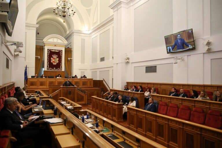 Sanidad, financiación y menores migrantes, a debate en el pleno de las Cortes de este jueves