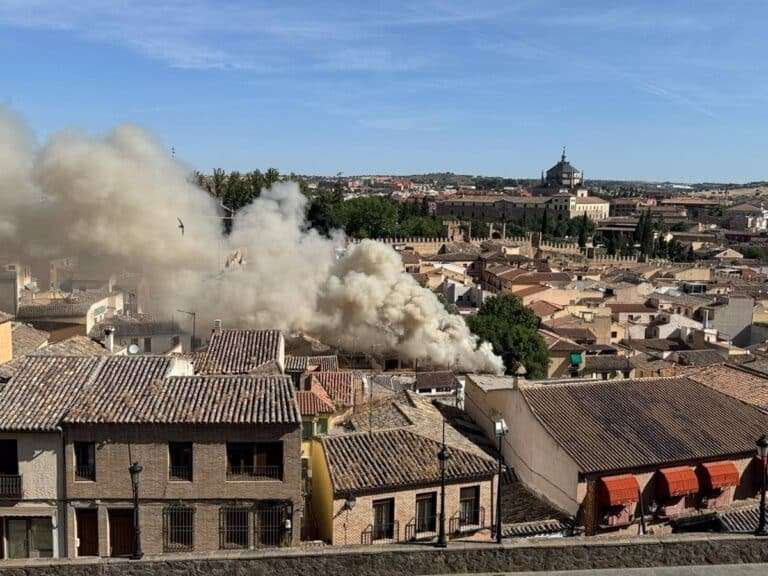 Se derrumba la vivienda incendiada en la calle Zarzuela de Toledo tras la extinción de las llamas