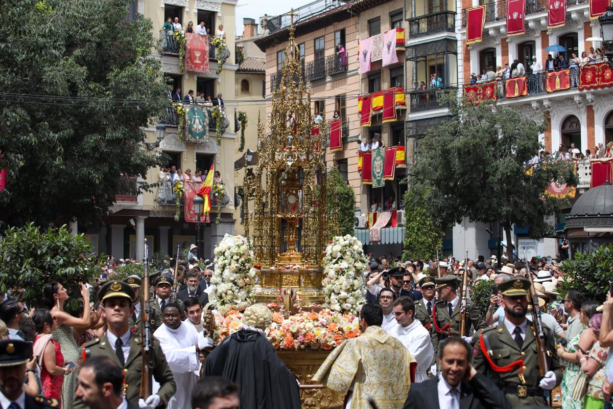 Toledo se abarrota para vivir su Corpus y miles de personas contemplan la Custodia reluciente pese al calor