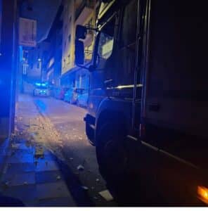 Un camión provoca daños tras quedar atascado en una calle de Cuenca al seguir indicaciones del navegador