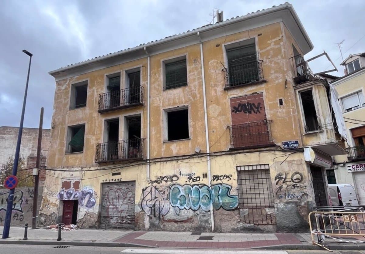 Vecinos de Casablanca exigen una solución "sin demora" para el edificio abandonado del Paseo San Antonio