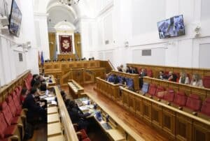 Vox carga contra la "invasión migratoria consentida" en C-LM y Junta contesta apelando a la "solidaridad"