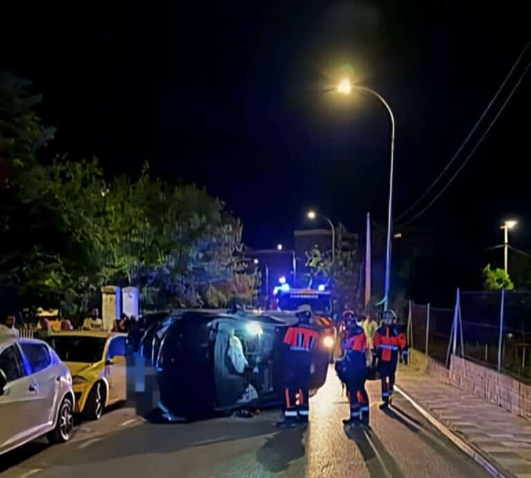 Vuelca en la calle Antonio Maura de Cuenca un vehículo cuyo conductor registra un positivo en alcoholemia