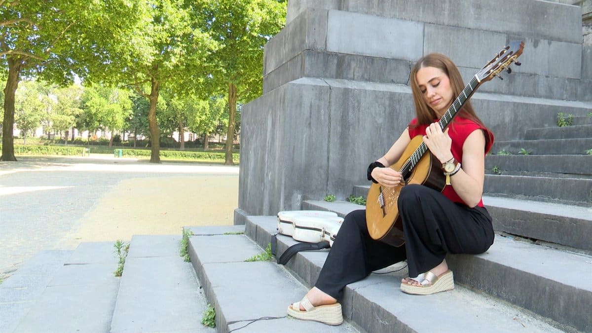 Ana Santisteban conjuga arte e investigación escénica para agrandar la puerta de entrada al mundo de la guitarra clásica