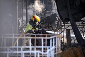 Ayuntamiento Azuqueca mantiene restringida la circulación en la avenida de Lyon del polígono Ródano tras el incendio