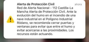 Cabanillas del Campo insta a sus vecinos a no salir a la calle por la nube tóxica generada por el incendio de Azuqueca
