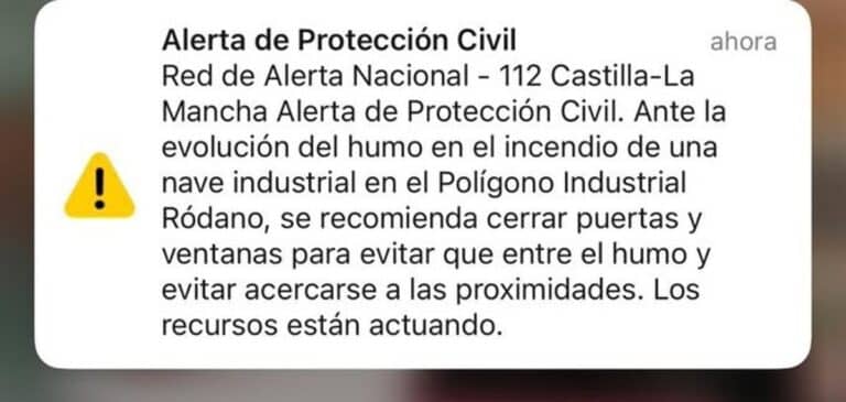 Cabanillas del Campo insta a sus vecinos a no salir a la calle por la nube tóxica generada por el incendio de Azuqueca