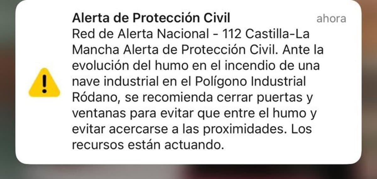 Cabanillas del Campo insta a sus vecinos a no salir a la calle por la nube tóxica generada por el incendio de Azuqueca