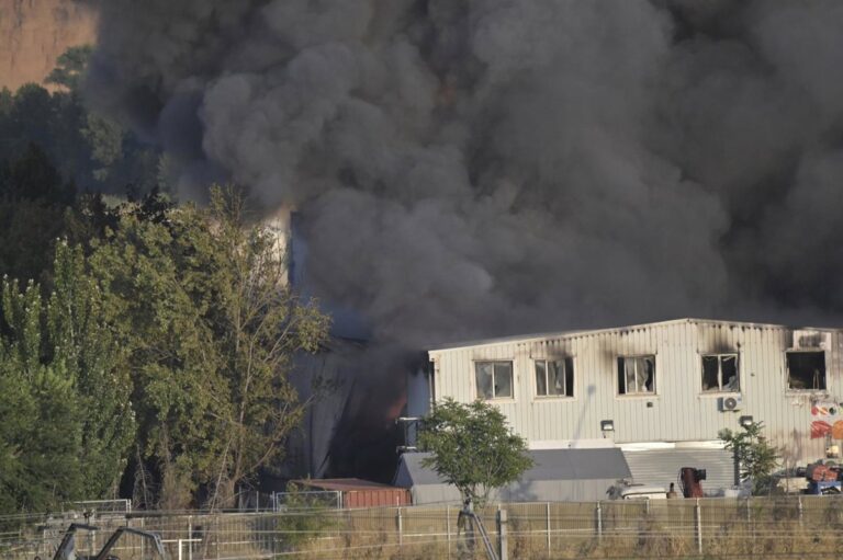 Controlado el incendio declarado el pasado viernes en la planta de baterías de Azuqueca de Henares