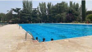 Dos socorristas salvan la vida a una joven en la piscina del barrio talaverano de Patrocinio