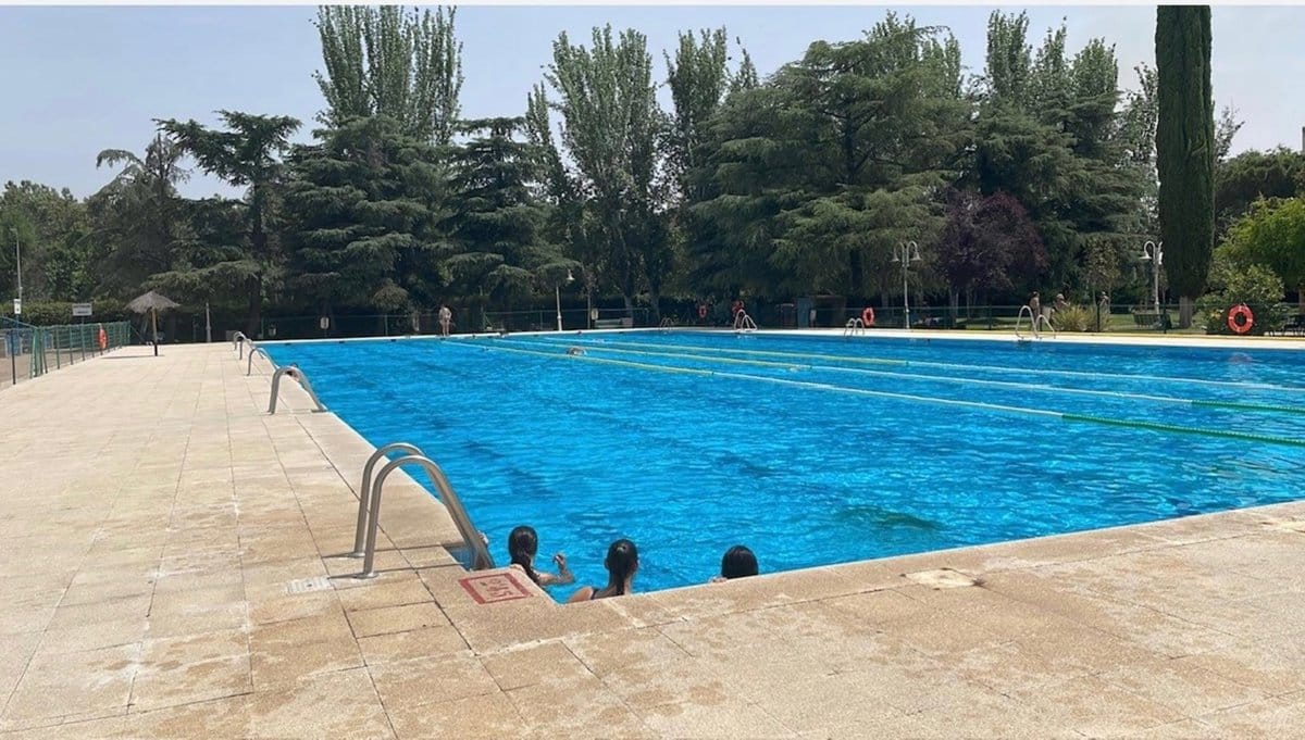Dos socorristas salvan la vida a una joven en la piscina del barrio talaverano de Patrocinio